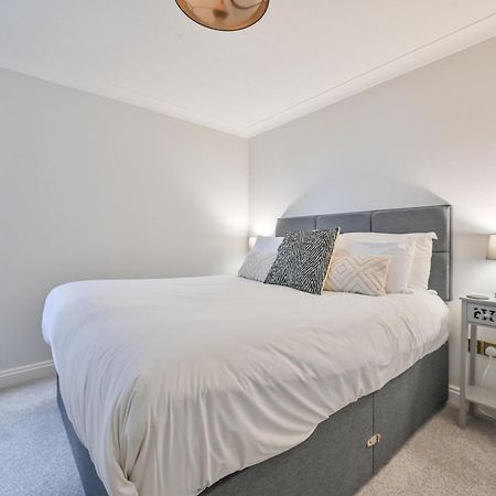 Top Floor Sandbanks Apartment With Free Parking Just Minutes From The Beach And Bars Canford Cliffs Eksteriør billede