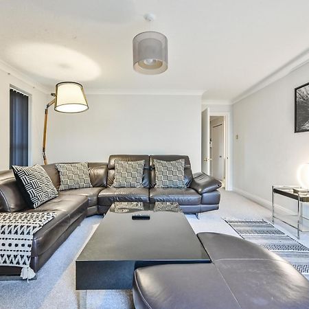 Top Floor Sandbanks Apartment With Free Parking Just Minutes From The Beach And Bars Canford Cliffs Eksteriør billede