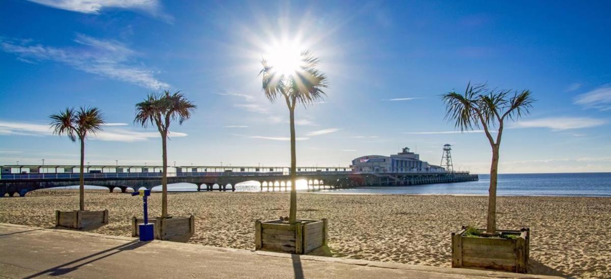 Top Floor Sandbanks Apartment With Free Parking Just Minutes From The Beach And Bars Canford Cliffs Eksteriør billede