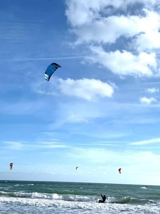 Top Floor Sandbanks Apartment With Free Parking Just Minutes From The Beach And Bars Canford Cliffs Eksteriør billede