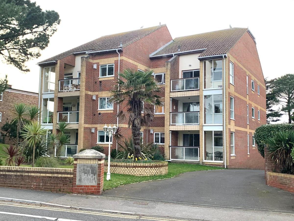 Top Floor Sandbanks Apartment With Free Parking Just Minutes From The Beach And Bars Canford Cliffs Eksteriør billede