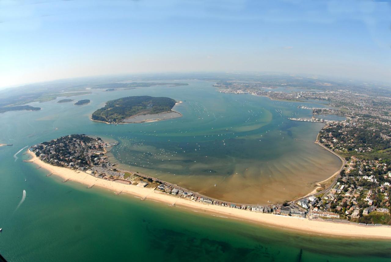 Top Floor Sandbanks Apartment With Free Parking Just Minutes From The Beach And Bars Canford Cliffs Eksteriør billede