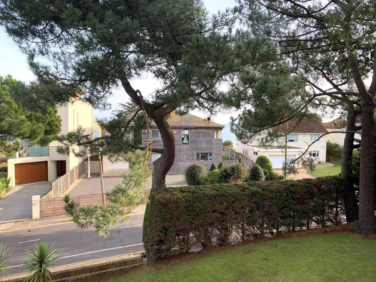 Top Floor Sandbanks Apartment With Free Parking Just Minutes From The Beach And Bars Canford Cliffs Eksteriør billede