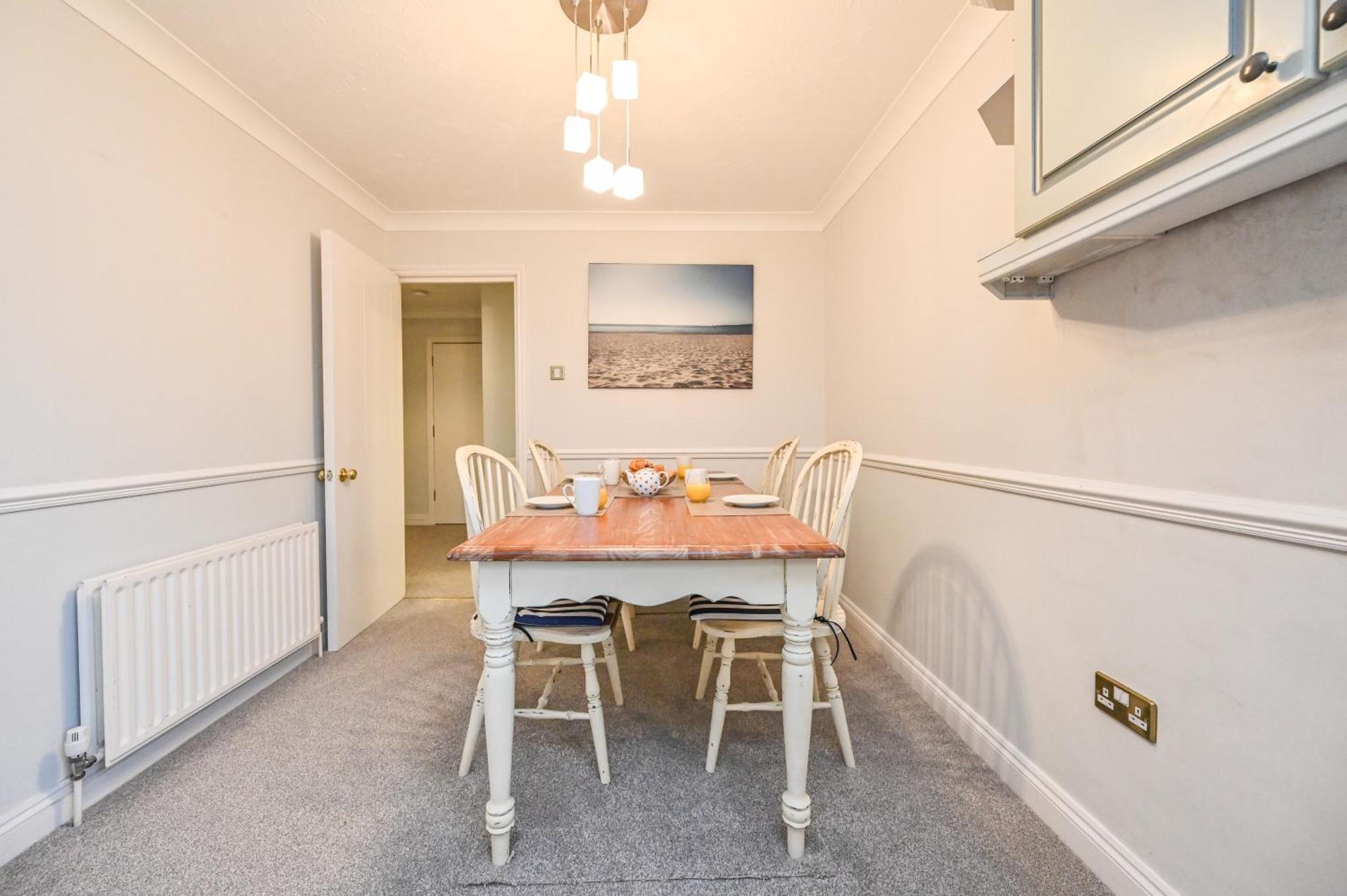 Top Floor Sandbanks Apartment With Free Parking Just Minutes From The Beach And Bars Canford Cliffs Eksteriør billede