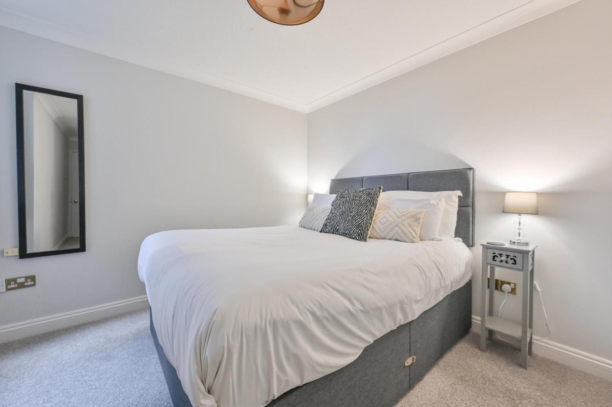 Top Floor Sandbanks Apartment With Free Parking Just Minutes From The Beach And Bars Canford Cliffs Eksteriør billede