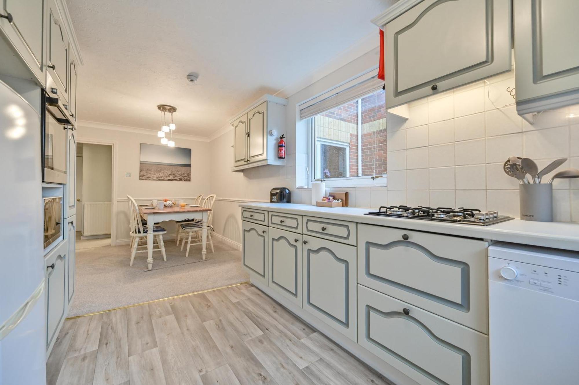 Top Floor Sandbanks Apartment With Free Parking Just Minutes From The Beach And Bars Canford Cliffs Eksteriør billede