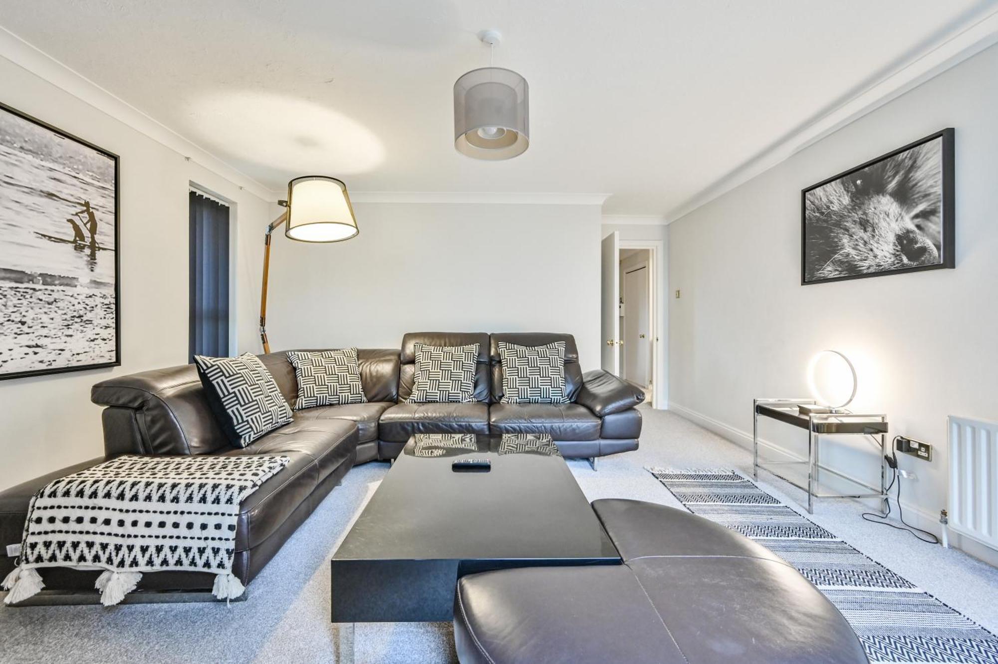 Top Floor Sandbanks Apartment With Free Parking Just Minutes From The Beach And Bars Canford Cliffs Eksteriør billede