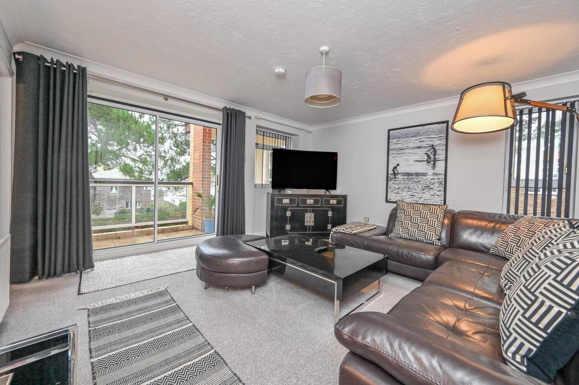 Top Floor Sandbanks Apartment With Free Parking Just Minutes From The Beach And Bars Canford Cliffs Eksteriør billede