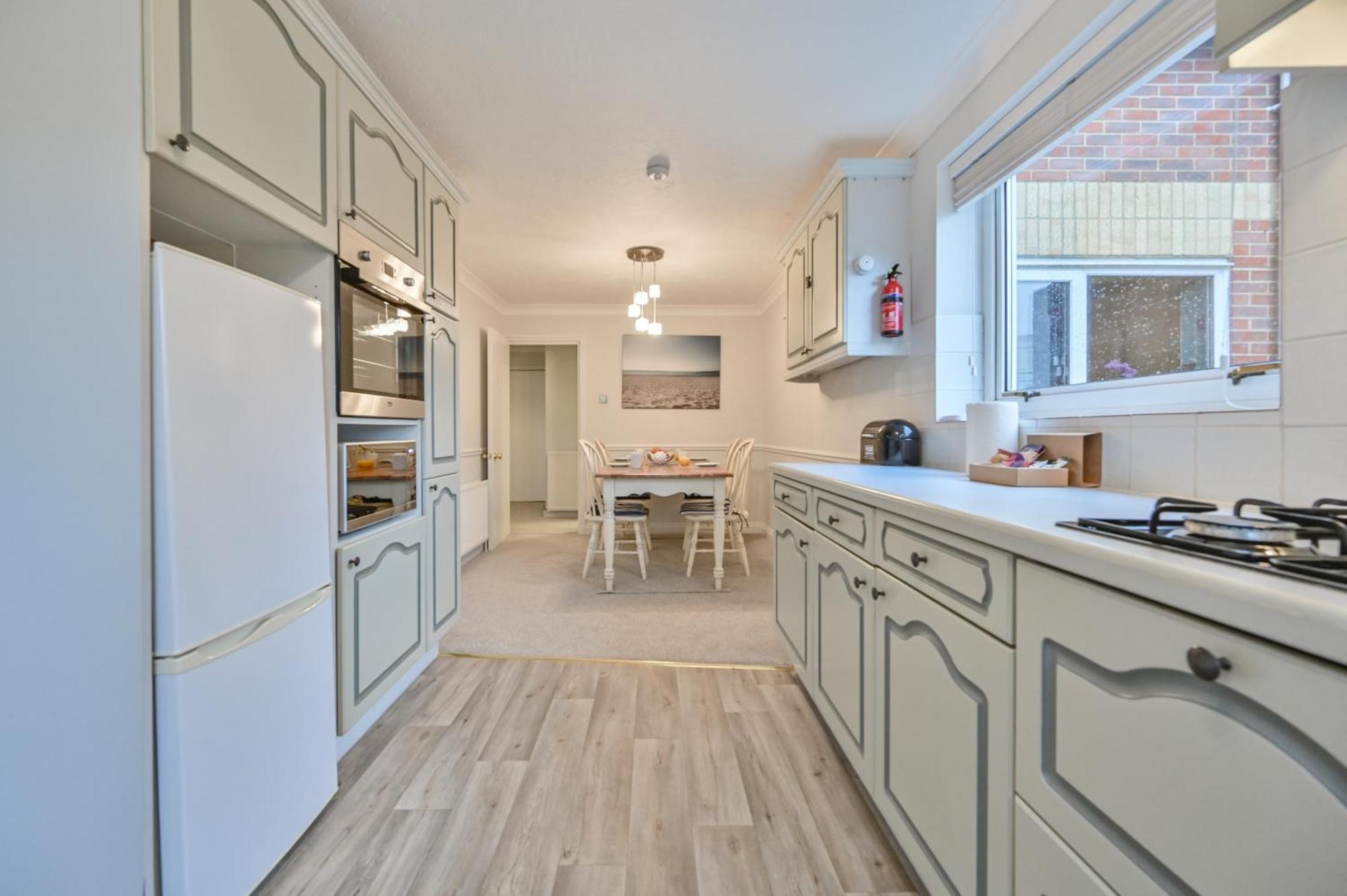 Top Floor Sandbanks Apartment With Free Parking Just Minutes From The Beach And Bars Canford Cliffs Eksteriør billede