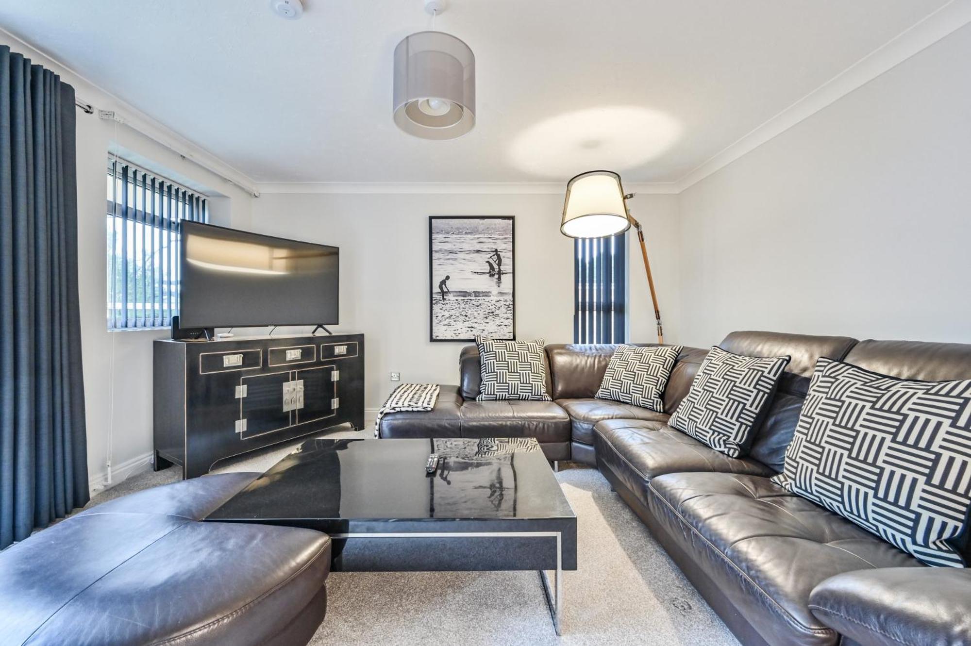 Top Floor Sandbanks Apartment With Free Parking Just Minutes From The Beach And Bars Canford Cliffs Eksteriør billede
