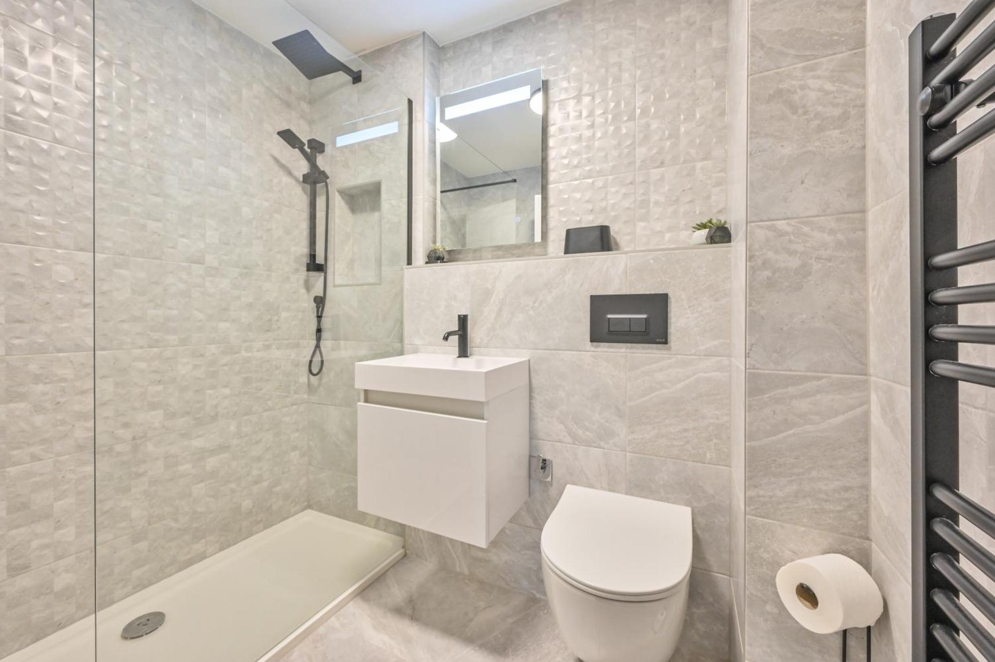 Top Floor Sandbanks Apartment With Free Parking Just Minutes From The Beach And Bars Canford Cliffs Eksteriør billede
