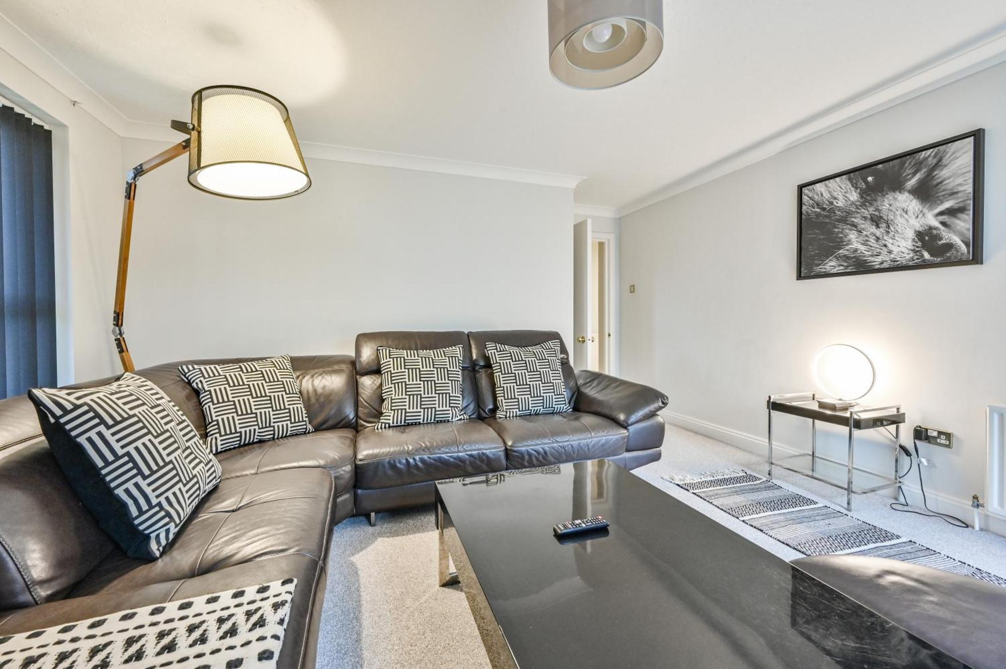 Top Floor Sandbanks Apartment With Free Parking Just Minutes From The Beach And Bars Canford Cliffs Eksteriør billede
