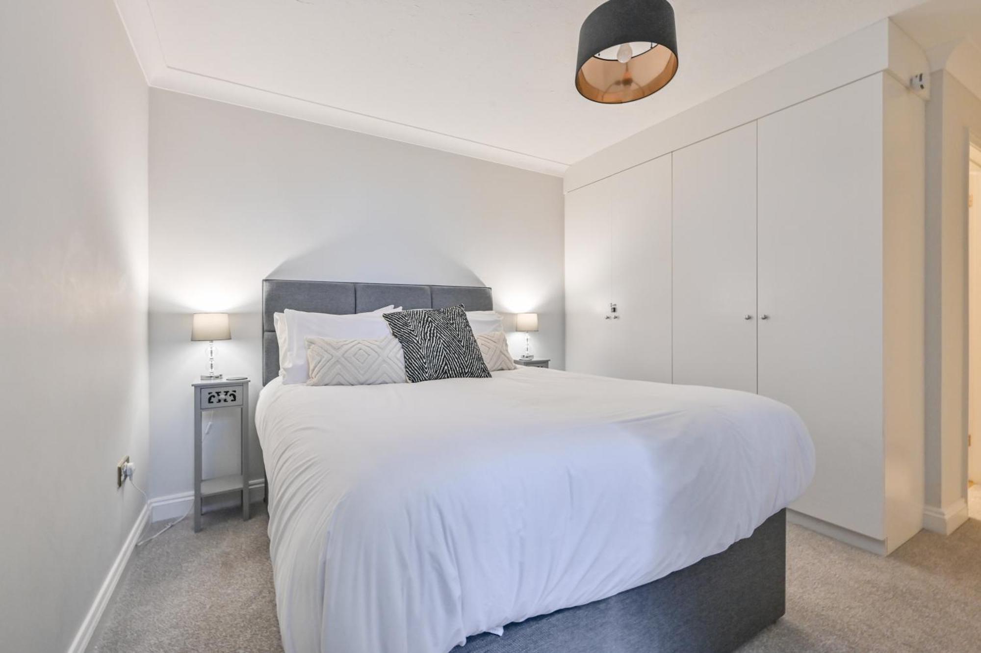 Top Floor Sandbanks Apartment With Free Parking Just Minutes From The Beach And Bars Canford Cliffs Eksteriør billede