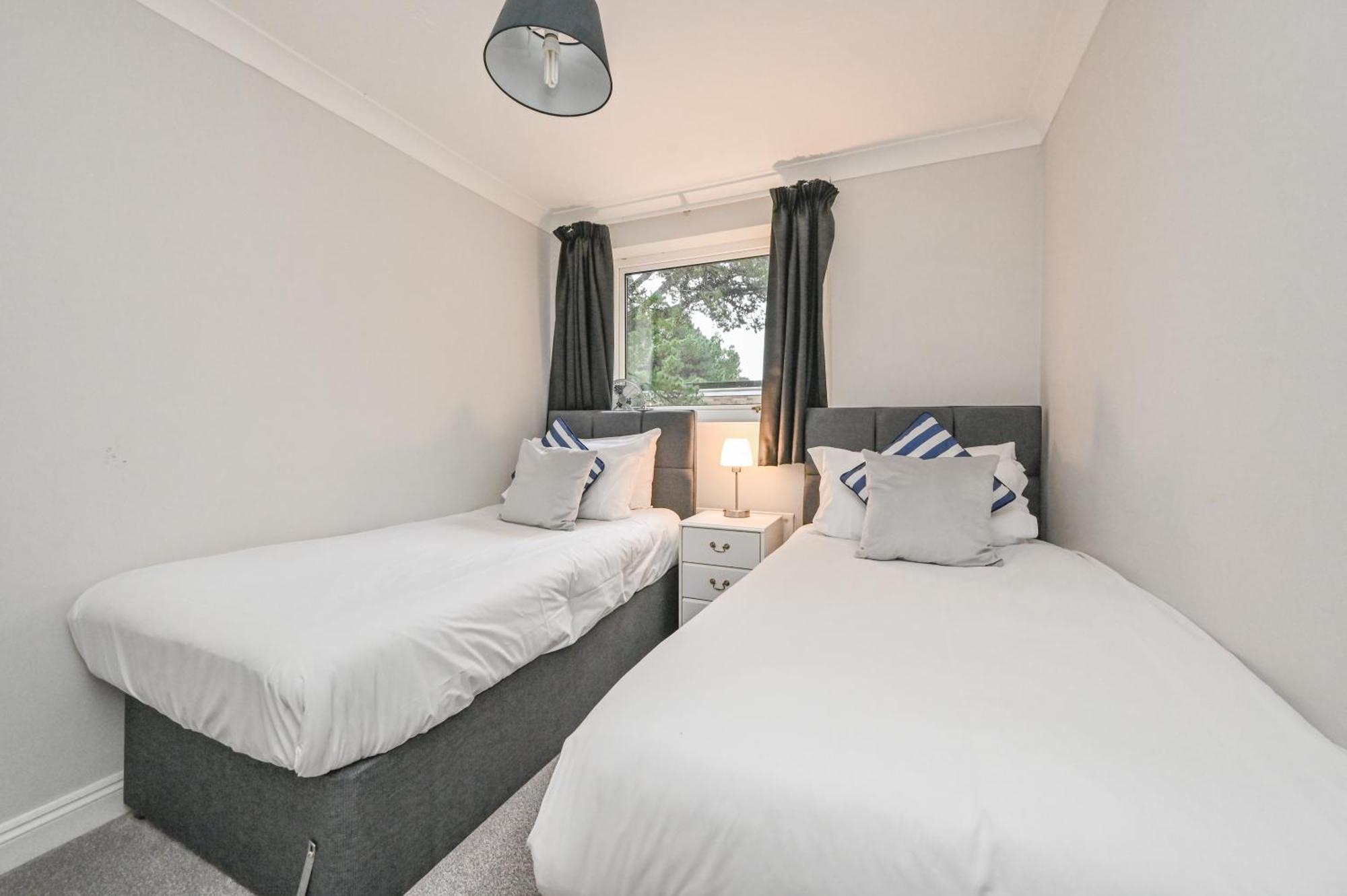 Top Floor Sandbanks Apartment With Free Parking Just Minutes From The Beach And Bars Canford Cliffs Eksteriør billede