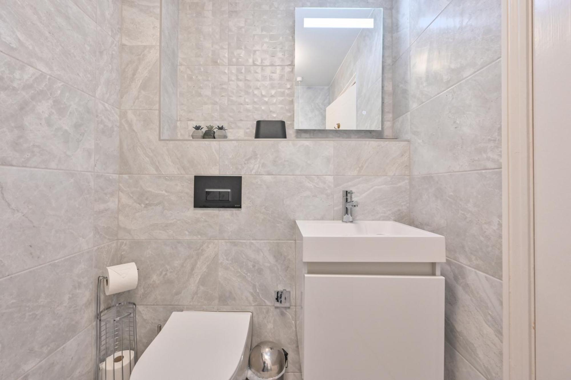 Top Floor Sandbanks Apartment With Free Parking Just Minutes From The Beach And Bars Canford Cliffs Eksteriør billede