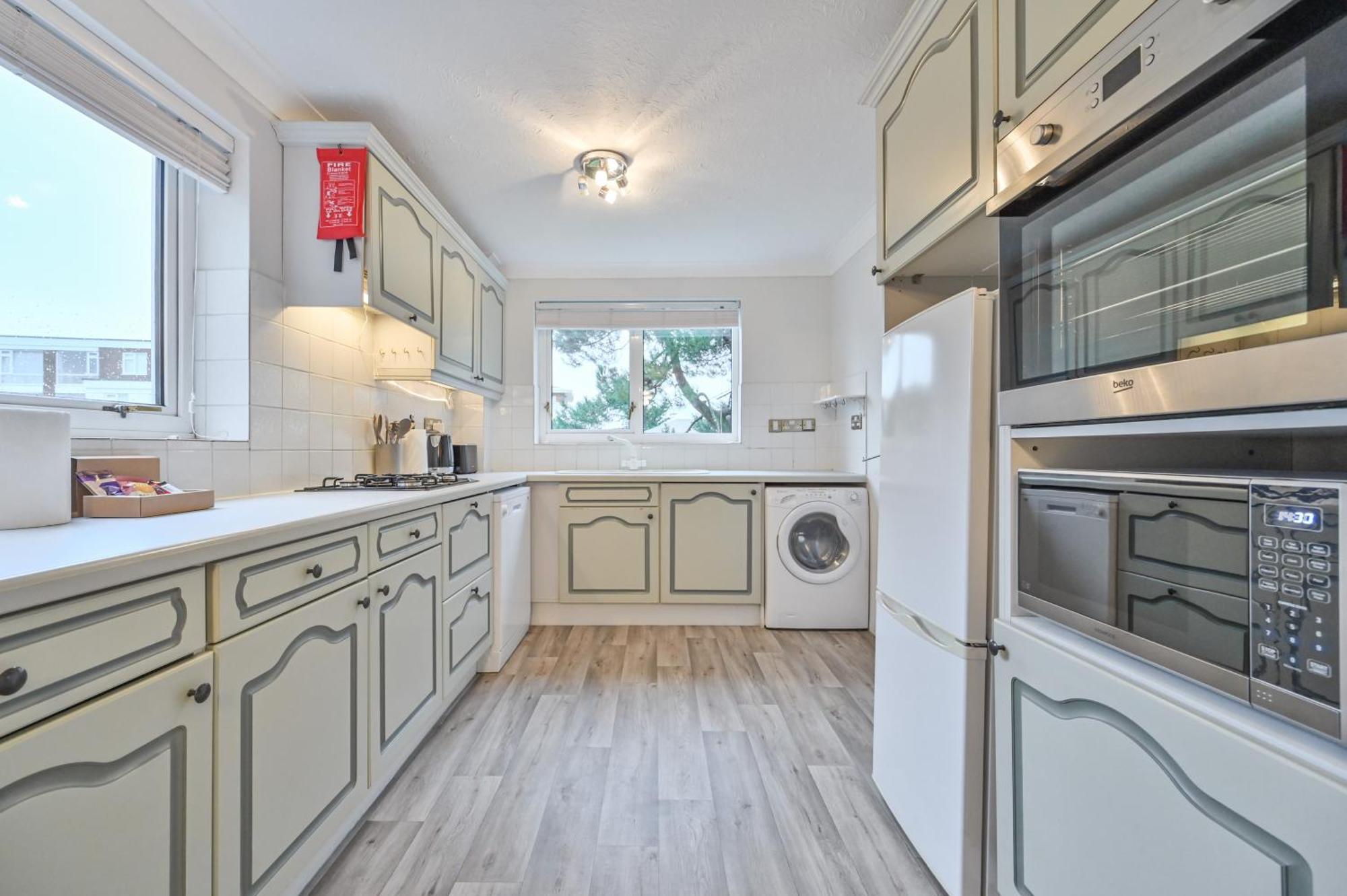 Top Floor Sandbanks Apartment With Free Parking Just Minutes From The Beach And Bars Canford Cliffs Eksteriør billede